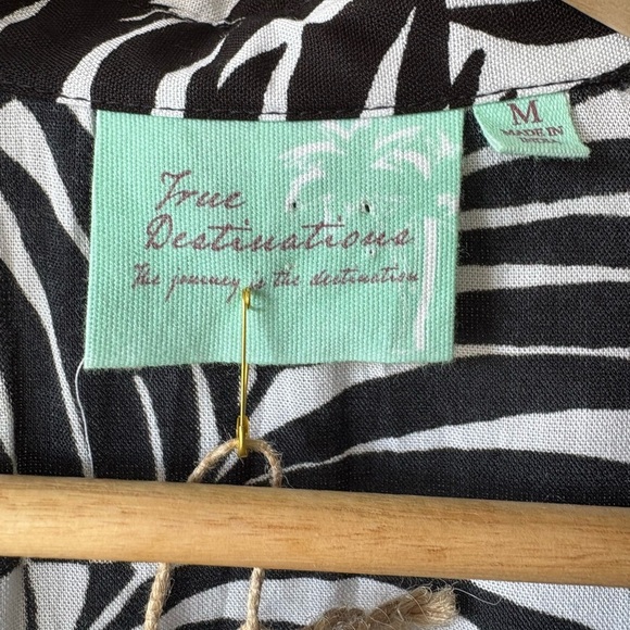 NWT True Destinations Black and White Leaf Print Shirt | Size Medium - Picture 3 of 5